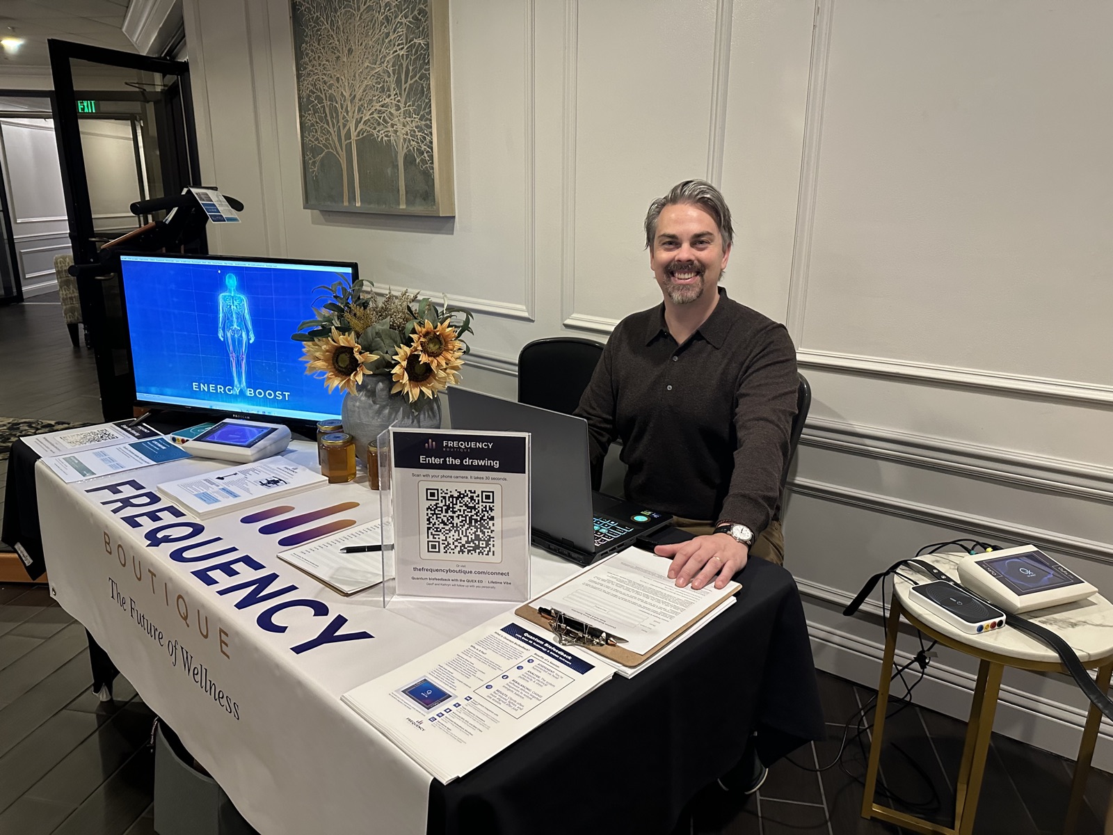 Geoff at the booth with the QUEX ED