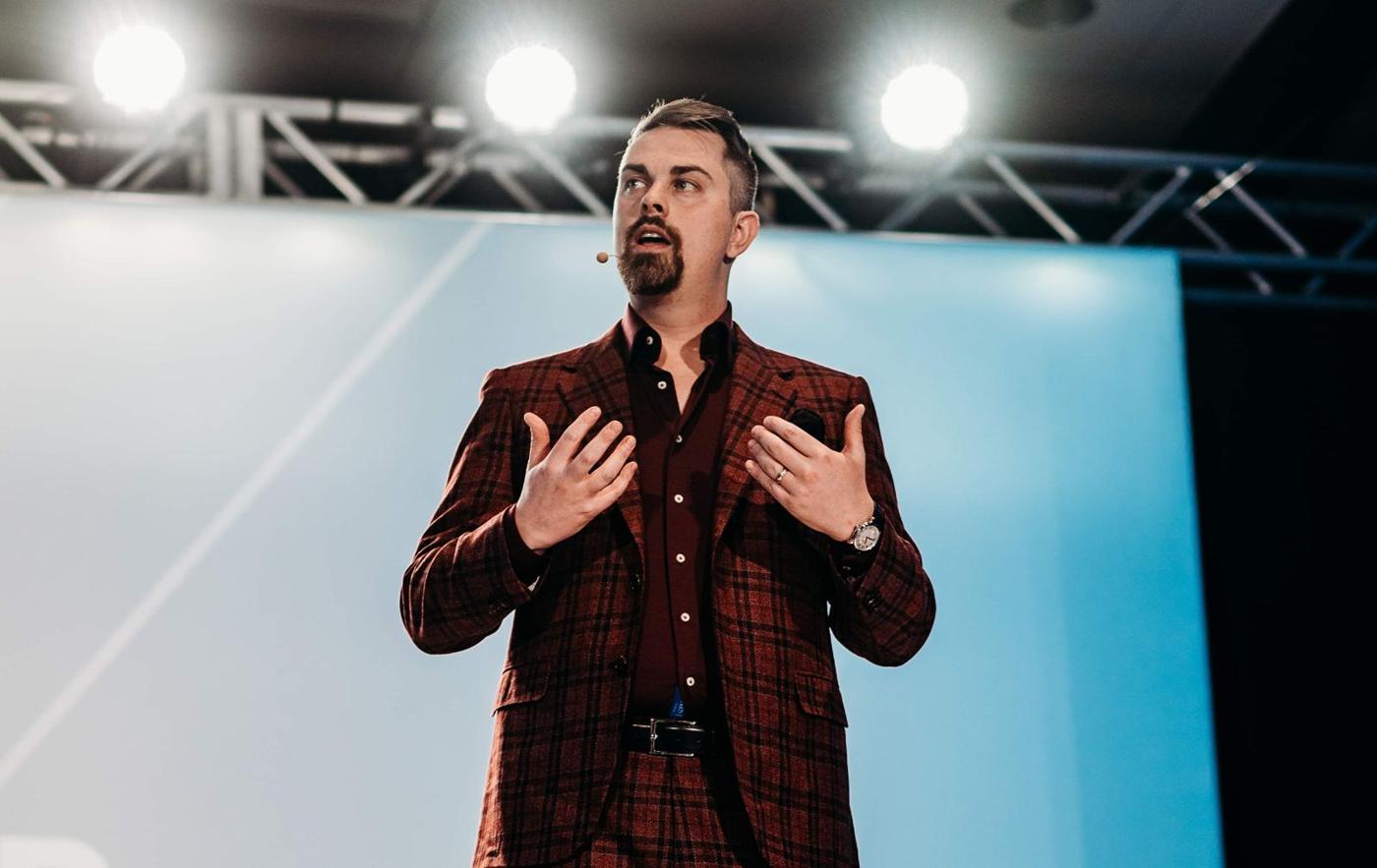 Geoff Belleville speaking on stage