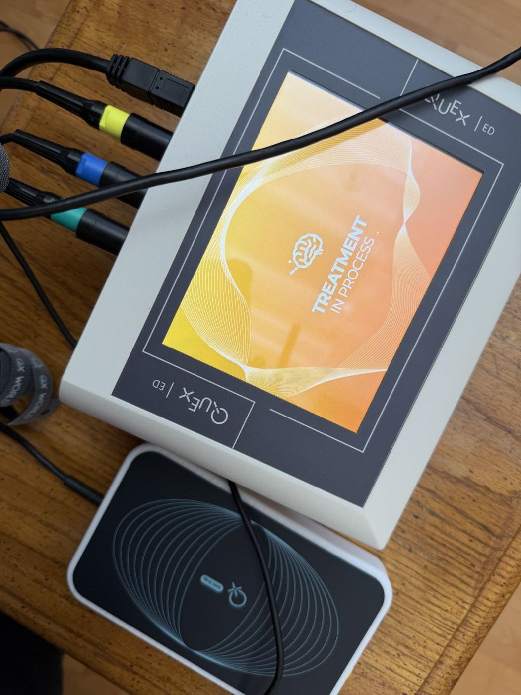 The QUEX ED device on a wooden table